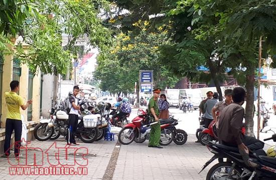 Xe máy vẫn vô tư đi trên vỉa hè Hà Nội ảnh 2